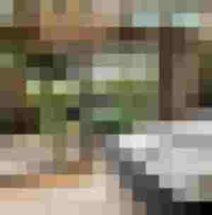 Kuscheliges Zimmer mit Blick ins Grüne, eleganter Chandelier und gemütlichem Doppelbett.