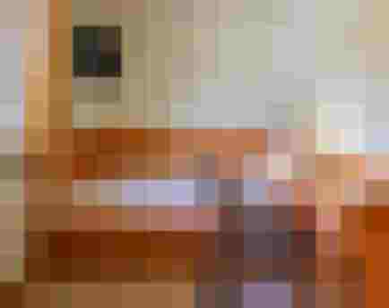 Gemütliches Einzelzimmer mit Arbeitsplatz und TV, ideal für Erholung in den Alpen.