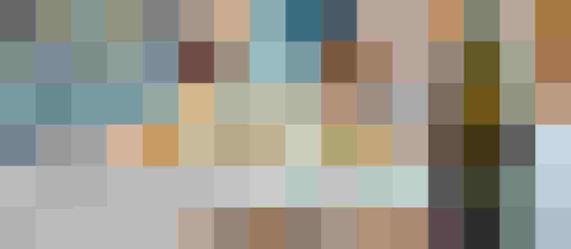 Gläser mit Sekt und Flasche auf Tablett, umgeben von frischen Köstlichkeiten und Desserts.