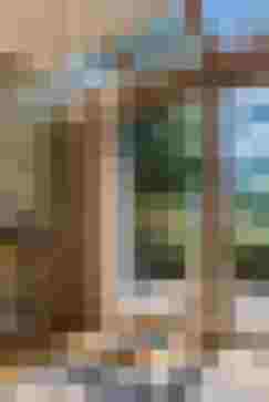 Helles Zimmer mit Panoramablick auf die Berge und stilvoller Inneneinrichtung.