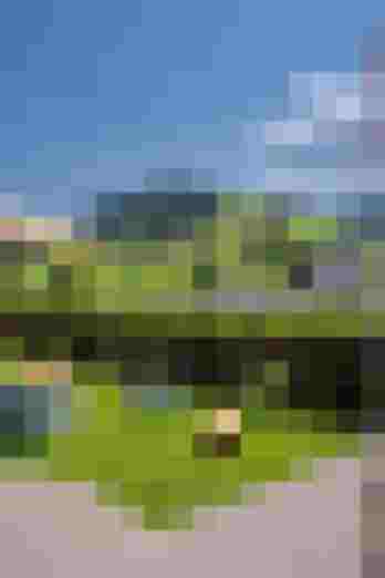 Gemütlicher Außenbereich im Boutique Hotel Villa Oxa mit Blick auf die Alpenlandschaft.