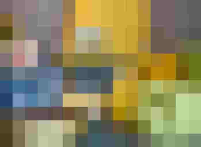 Bunte Sessel vor einem stilvollen Kamin in der gemütlichen Lobby der Villa Oxa.